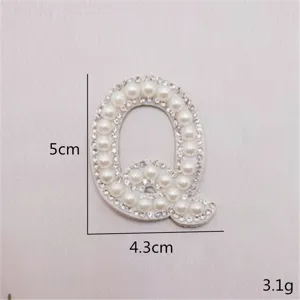 Nahaufnahme des Perlen Strass Buchstaben Q Aufnaehers zur sehr genauen Detailansicht.