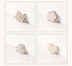 Detailopname van Franse lichte luxe parel strass DIY haaraccessoire materiaal componenten.