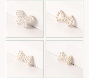 Gedetailleerde close-up van prachtige parel vlinder en strik haaraccessoires onderdelen.