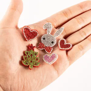 Patchwork DIY en strass avec lapin mignon, cœurs et sapin de noël pour décoration de vêtements.