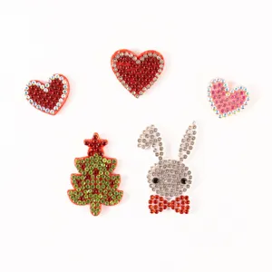 Kit de patchs strass DIY comprenant cœurs, sapin de Noël et mignon lapin pour vêtements.