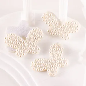Parel vlinder DIY haarspeld accessoires handgemaakte sieraden materialen elegant wit ontwerp.