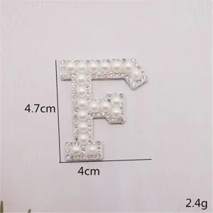 Perlen Strass Buchstabe F Aufnäher Detail, glänzendes Accessoire für Kleidung und Taschen.