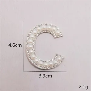 Detailansicht des Perlen-Strass-Buchstaben C Aufnähers, Nahaufnahme mit feiner Verarbeitung.