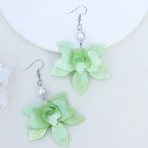 Grüne transluzente Acryl 3D Blumen Ohrringe mit Perle und Metallhaken Modeschmuck Damen.
