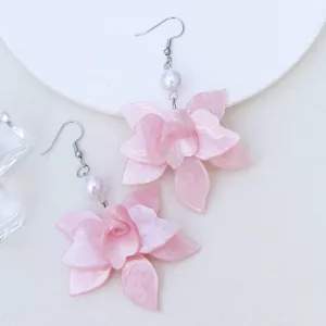 Bezaubernde rosafarbene Acryl 3D Blumen Ohrringe mit Perlen, eleganter Damenschmuck.
