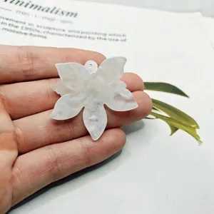 Acryl Blumen Anhänger Detail, weiße mehrschichtige florale DIY Schmuck Zubehör Komponente.