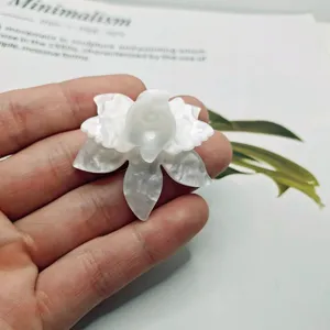 Weißes mehrschichtiges Acryl Blumen DIY Schmuck Zubehör Anhänger Detail Aufnahme.
