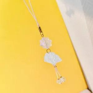 Pendentif coquillage acrylique éventail fleur détail gros plan style ancien esthétique