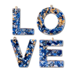 Blaue Harz Buchstabe Schlüsselanhänger mit Steinen und Goldfolie, LOVE Anhänger DIY Zubehör.