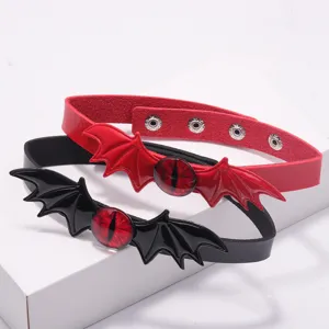 Gedetailleerde foto van gothic vleermuis choker halsketting met rood oog, Halloween sieraden.