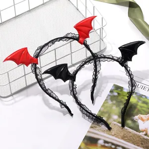 Vue détaillée serre-tête chauve-souris gothique Halloween avec bordure en dentelle.