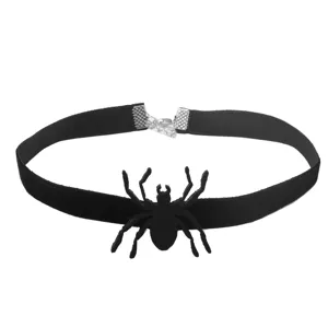 Detailansicht der gotischen schwarzen Spitzen-Choker-Halskette mit 3D-Spinnen-Anhänger.