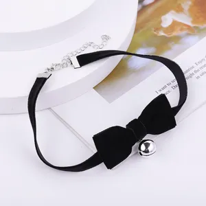 Collier choker en velours noir avec joli nœud papillon et cloche argentée pour femme.