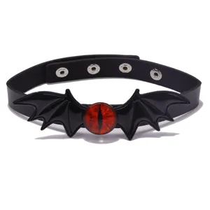 Gotische vleermuis choker halsketting met rode oog edelsteen, verstelbare zwarte lederen nek accessoire