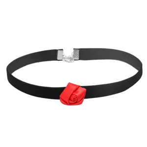 Gothic schwarzer Samt Choker Halskette mit auffallendem roten Rosen Stoffblumen Detail.