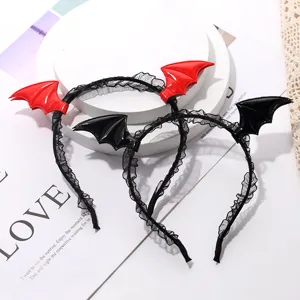 Détail en gros plan du serre-tête d'aile de chauve-souris gothique Lolita noir.
