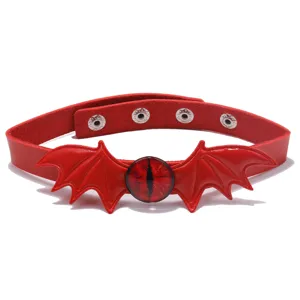 Gotische rode lederen choker halsketting met vleermuisvleugels en boze oog voor Halloween.