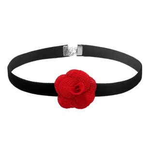 Schwarze Samt Choker Halskette mit einer auffälligen roten Stoff-Rosenblüte als Detail.