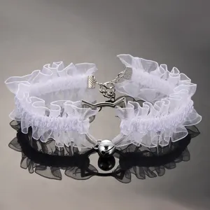 Weisser Spitzen Choker Halsreif mit süssem Katzenohren Metallring und Glocke für Damen.