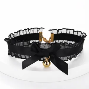 Μαύρο δαντελωτό κολιέ choker με μαύρο φιόγκο και χρυσό κουδούνι, λεπτομέρεια λαιμού.