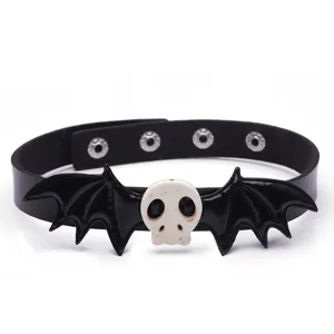 Gothic vleermuis choker halsketting detail, zwart leer, opvallende witte schedel, verstelbaar.