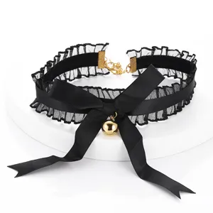 Μαύρο δαντελένιο choker κολιέ με μαύρο σατέν φιόγκο και κρεμαστή χρυσή καμπάνα για σέξι στιλ.