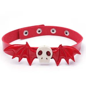 Gotische rode lederen choker halsketting met witte schedel en vleermuisvleugels Halloween.