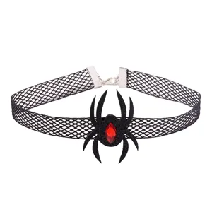 Nahaufnahme des schwarzen Spitzen-Gothic-Spinnen-Choker-Halsbands mit rotem Kristallstein.