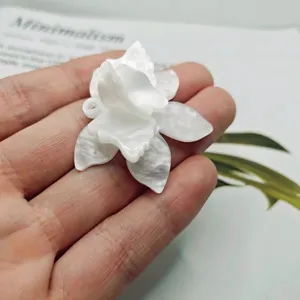 Weißer mehrschichtiger Acryl Blumenanhänger DIY Schmuckzubehör für Ohrringe Basteln.