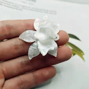 Nahaufnahme Detail des weißen mehrschichtigen Acryl Blumen Anhängers für Schmuckbasteln.
