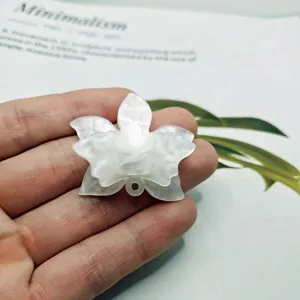 Weisse mehrschichtige Acryl Blumenhaengeelemente DIY Schmuck Accessoires fuer Ohrringe