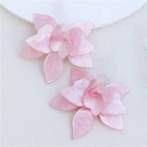 Nahaufnahme von rosa geschichteten Acryl-Blumen DIY Accessoires, glänzende Textur detail.