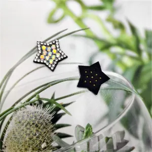 Détail de patch DIY étoile strass et clous métalliques pour vêtements et accessoires.