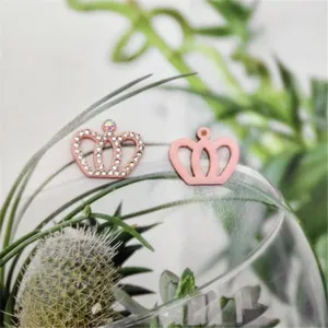 Détail d'accessoires DIY en strass couronne rose pour sabots et décoration de vêtements.