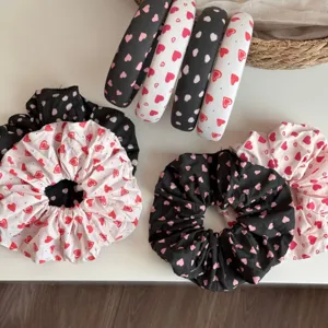 Bonitos coleteros de tela con estampado de corazones y diademas gruesas para uso diario.