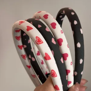Conjunto de cuatro diademas de tela acolchada con bonito estampado de corazones, accesorios.