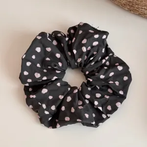 Coletero de tela negro con estampado de corazones rosa estilo coreano gran accesorio.