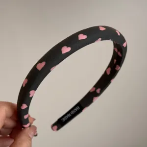 Diadema de tela negra con bonito estampado de corazones rosas, accesorio de pelo elegante.
