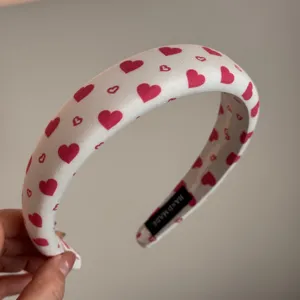 Diadema acolchada blanca con detalle de estampado de corazones rosas, accesorio de pelo.