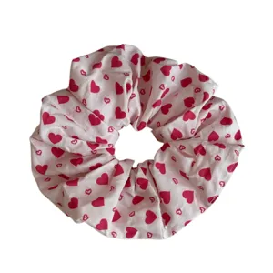 Coletero rosa estilo coreano con bonito estampado de corazones rojos, accesorio de pelo.