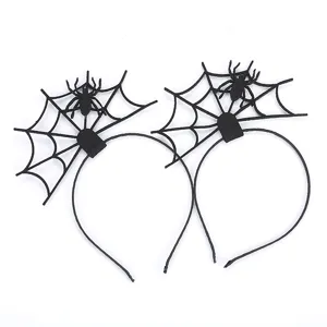 Gedetailleerde close-up van zwarte spinnenweb haarband, griezelig Halloween kostuum accessoire.