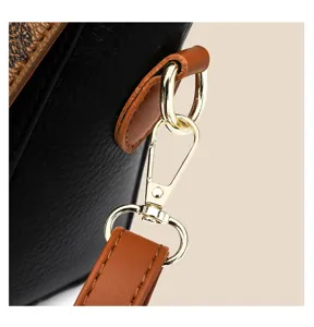 Detailaufnahme Damenhandtasche Beschlag, goldener Karabinerhaken, Retro Monogramm PU Leder.
