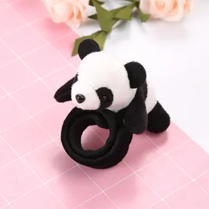 Detailaufnahme des süßen Panda Plüsch Klapparmbands mit einem weichen schwarz-weißen Bären.