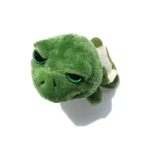 Pluche groene schildpad detailweergave, zacht material met grote schattige ogen.