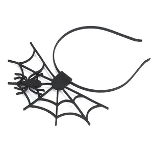 Close-up detail van zwarte vilt spinnenweb en spinnen haarhoofdband voor Halloween feestje.