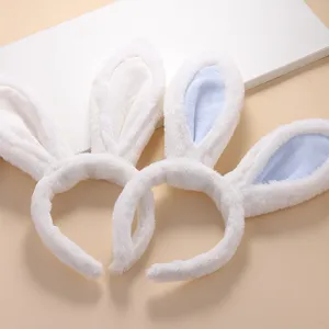 Detalle de diadema de orejas de conejo de felpa suave de terciopelo para fiestas y disfraces.
