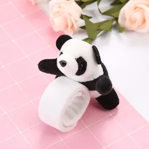 Detailansicht eines niedlichen Plüsch-Panda-Schnapparmbands mit weicher schwarz-weißer Textur.