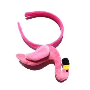 Primo piano dettagliato della graziosa fascia in peluche fenicottero rosa, morbida e vivida.
