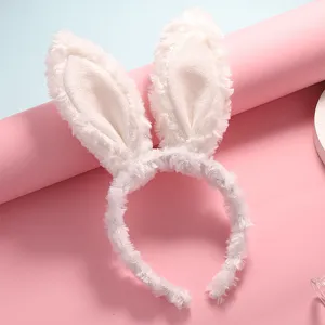 Detail witte pluche konijnenoren haarband, zachte harige haarhoepel voor feestelijke cosplay.